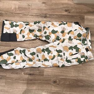 White camo Arctix ski pants-men’s small